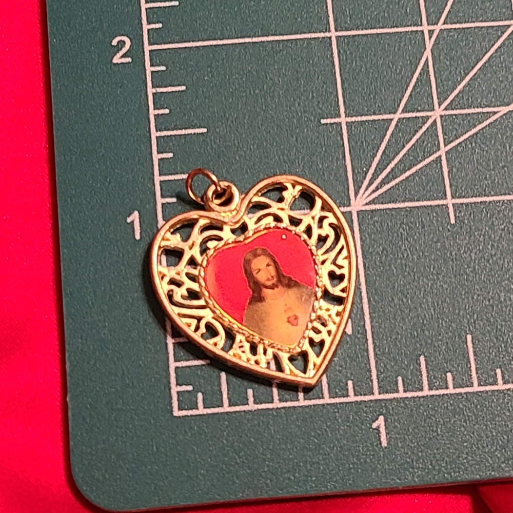Heart-Shaped Gold Religious Pendant - Picture 5 of 7